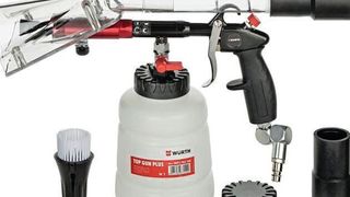 Die „Top Gun Plus“ von Würth empfiehlt sich für die Anwendung in Fahrzeuginnenräumen. (Würth)