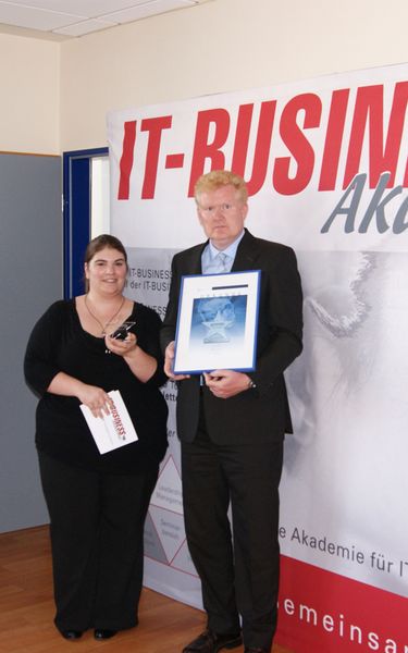 »Best Speaker« darf sich nun auch Thomas Pracht (T-Systems) nennen. Er wurde von den Besuchern der Veranstaltungsreihe zu Virtualisierung gewählt und erhielt den Award von Stephanie Taubenberger (IT-BUSINESS Akademie). (Archiv: Vogel Business Media)