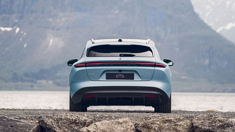 Der Nio ET5 Touring steht stämmig auf seinen 19 und 20 Zoll großen Rädern. (Bild: Nio)