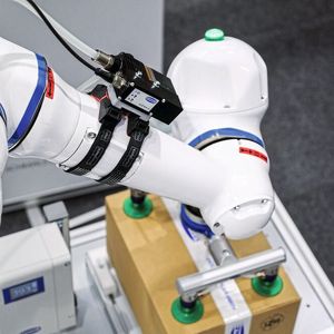 Ein maximaler Durchsatz bei Pick-and-Place-Anwendungen erfordert ein leistungsfähiges Greifkonzept. Die Voraussetzung dafür sind kurze Evakuierungs- und Belüftungszeiten. Hier kommen die direktbetätigten 3/2-Wegeventile LQEc/LQEi mit integriertem Vakuum-Schalter von Schmalz ins Spiel. Sie ermöglichen in Systemen mit zentraler Vakuum-Erzeugung die Überwachung und Steuerung des Prozesses dezentral direkt am Greifer. Durch den Aufbau als bistabiles Ventil mit Endlagenfixierung und die zusätzliche Rückschlagklappe wird das Vakuum gehalten und die Prozesssicherheit ist auch bei einem Energieausfall gewährleistet.
Mit einem maximalen Durchfluss von 268 Liter pro Minute lassen sich die Kompaktventile entweder einzeln oder zusammen für den Aufbau mehrerer Vakuum-Kreise einsetzen. In Kombination mit elektrischen Vakuum-Erzeugern wie der Compact-Pump-GCPi können Betreiber vollelektrische Systeme aufbauen. Die effektive atmosphärische Belüftung erlaubt es, auch beim Ablegen der Werkstücke vollständig auf Druckluft zu verzichten. Anschluss und Inbetriebnahme sind rasch erledigt, da Ventil und Schalter in das Gehäuse integriert sind.  (Bild: Schmalz)