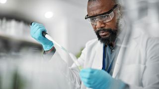 Abb.1: Insbesondere für Umweltlabore bringt die Neufassung der Ersatzbaustoffverordnung, die die Verwertung von mineralischen Abfällen regelt, erheblichen Aufwand und längere Arbeitszeiten mit sich (Symbolbild). (Bild: © Clayton D/peopleimages.com - stock.adobe.com)