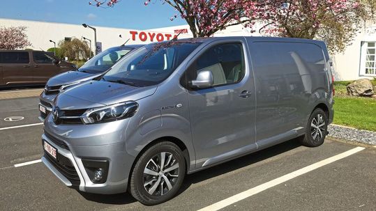 Mit dem vollelektrischen Pro-Ace-Transporter will Toyota vor allem Gewerbetreibende ansprechen. Mit dem vollelektrischen Pro-Ace-Transporter will Toyota vor allem Gewerbetreibende ansprechen.