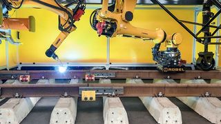 Nicht nur das deutsche Schienennetz ist nicht mehr im besten Zustand. Für die Sanierung fehlen aber zum Beispiel Schweißfachleute. Abhilfe könnte dieses System von Robel Rail Automation schaffen, das mit Fanuc-Robotern Schadstellen an Schienen und Weichen beseitigt. (Bild: Robel)