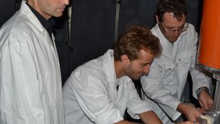 Die Wissenschaftler von links nach rechts: Martin Weik, François-Xavier Gallat (beide vom IBS) und Jérôme Combet (ILL)." (Bild: IBS/ILL)