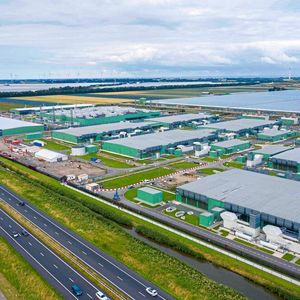 Der Perimeterschutz von Produktionsanlagen ist die erste Verteidigungslinie gegen unbefugtes Eindringen von Personen und zunehmend auch Drohnen. Letztere können Angreifer nutzen, um Störungen zu verursachen, auf drahtlose Netzwerke zuzugreifen sowie sich Zugang zu geschützten Informationen und Geschäftsgeheimnissen zu verschaffen.(Bild:  Getty Images)