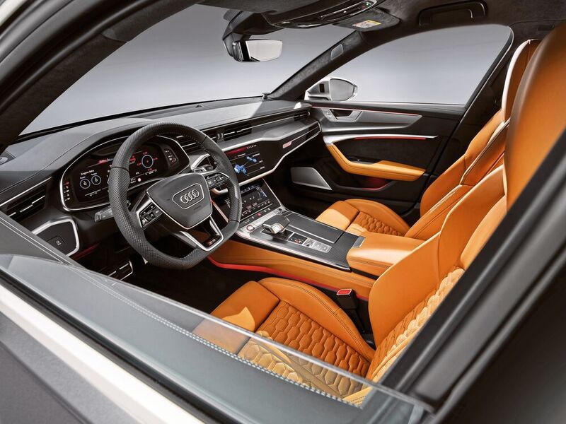 Der Innenraum des RS6 bietet Leder/Alcantara, Sportsitze, abgeflachtes und vollperforiertes Lederlenkrad, Kontrastnähte sowie Einlagen in Karbon, Aluminium oder Holz. (Audi)