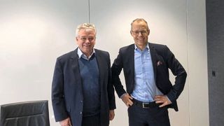 Die Tochtergesellschaft von HMS Networks AB – HMS Industrial Networks – hat die Mehrheitsanteile an der Webfactory GmbH erworben (v.l.): Bernhard Böhrer, CEO Webfactory und Staffan Dahlström, CEO HMS Networks. (HMS)