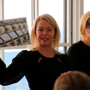 ...Eva Kanzler, Head of Summits, führten durch das Programm das in diesem Jahr unter dem Motto „Managing the Change in a crazy world“ stand.(Bild:  Vogel IT-Akademie)