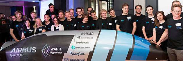 Das WARR Hyperloop Team der TU München mit der erfolgreichen Kapsel