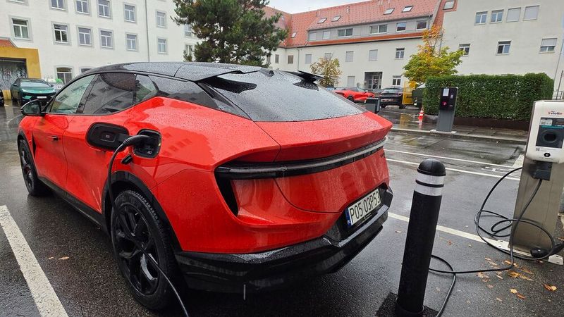 Die 900-Volt-Elektroarchitektur spielt ihre Stärke an Schnellladesäulen aus. Der Akku lädt in gerade einmal neun Minuten von 20 auf 80 Prozent. An AC-Säulen ist deutlich mehr Geduld gefragt. Das Laden ist, anders als im vollelektrischen Eletre, auf 11 kW ausgelegt. Von 0 auf 100 Prozent benötigt der Eletre damit gut sieben Stunden. (Bild: Mauritz – VCG)