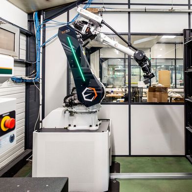 The robot handles the loading of the parts to be inspected into the storage area. Then it successively retrieves the stored pallets one by one and places them on the surface of the three-dimensional measuring machine, which is equipped with a clamping device, ensuring precise positioning and stability throughout the measurement process. (Source: Mitutoyo)