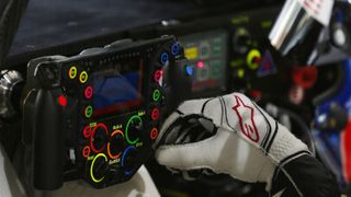 Das Lenkrad des Porsche 919 Hybrid: ein Computer imit 24 Knöpfen und Schaltern auf der Vorderseite sowie sechs Wippen auf der Rückseite. (Bild: Porsche)