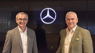 Verkaufsleiter Josef Höfer (l.) und Geschäftsführer Signot Tyroller sehen in der neu gegründeten Truck Vertrieb Mittelbayern GmbH Vorteile durch Synergien und effiziente Prozesse.  (Bild: Simon – VCG)