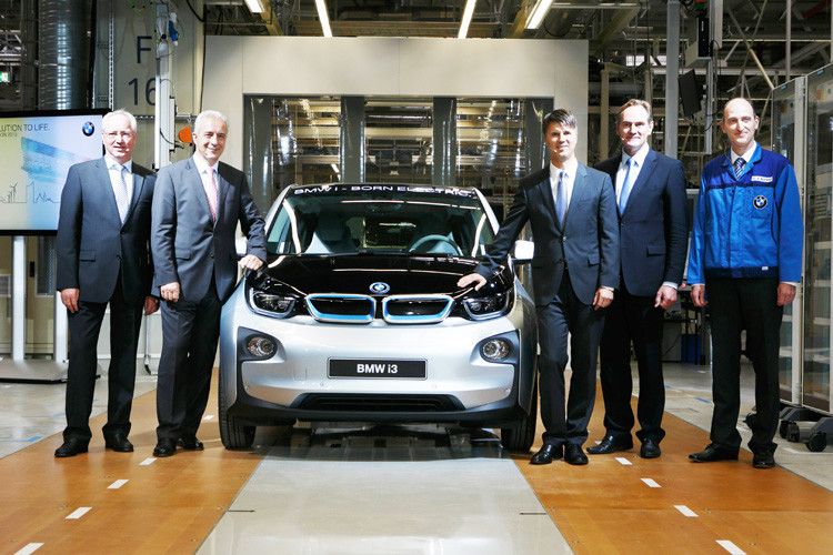 Start der Serienproduktion des BMW i3 in Leipzig: (v.li.) Werksleiter Manfred Erlacher, Sachsens Ministerpräsident Stanislaw Tillich, BMW-Produktionsvorstand Harald Krüger, der Leipziger Bürgermeister Burkhard Jung und der Chef der BMW-Elektroauto-Produktion Dr. Helmut Schramm. (Foto: BMW)