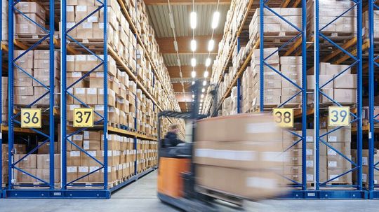 Blick ins dynamische Lagergeschehen bei Brands Fashion in Buchholz. Jetzt wurde gemeldet, dass der bekannte Hersteller von Corporate Workware seine Logistiksparte ausgliedern will. Aus ihr wird nun Brands Logistics, eine weitere eigenständige Tochter.(Bild:  Brands Fashion)