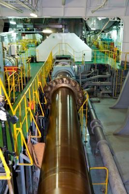 Anwendung Schiffwelle: Selbst ein für einen Wellendurchmesser von 2 m ausgelegter Spannbanddrehgeber wiegt weniger als 2 kg. (Bild: Baumer)