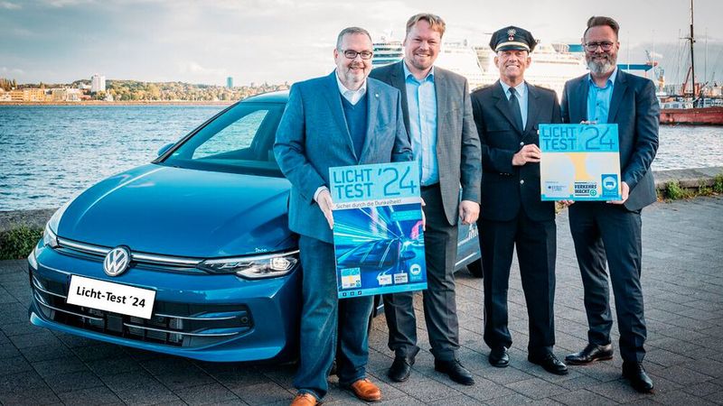 Licht-Test-Start in Schleswig-Holstein (v.l.): Michael Ihle (ehrenamtlicher Pressesprecher des Landesverbandes des Kfz-Gewerbes S-H), Oliver Kumbartzky (Präsident der Landesverkehrswacht), Thomas Weißenberger (Leiter des Dezernats 13) und Claus Ruhe Madsen (Verkehrsminister Schleswig-Holstein). (Bild: Jan Gemkow)