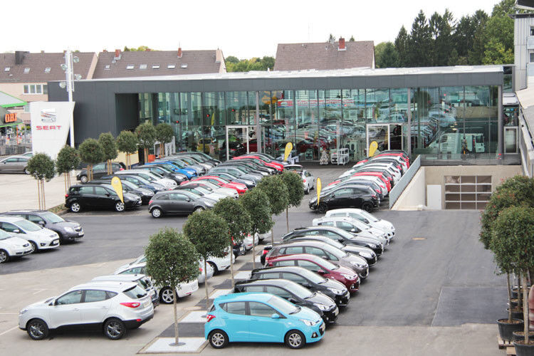 Neben der neuen Halle wurde ein Gebrauchtwagenplatz für 90 bis 120 Fahrzeuge geschaffen. (Foto: Gieraths)