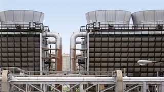 Kühltürme stellen ihre Betreiber vor erhebliche Herausforderungen. Legionellen, Korrosion und Ablagerungen können die Betriebssicherheit beeinträchtigen und Risiken für den Gesundheitsschutz darstellen. (Bild: Berkefeld)