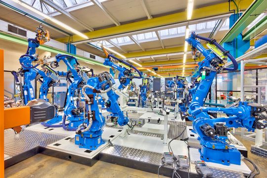 Dalex präsentiert die Möglichkeiten, die sich in Sachen Punktschweißen komplexer Geometrien und dünnwandiger Bauteile mit neuen kompakten Mikroschweißzangen und Stoßpunktern für den Automobilbau ergeben. Hier ein Beispiel mit 12 Robotern.(Bild:  Dalex)