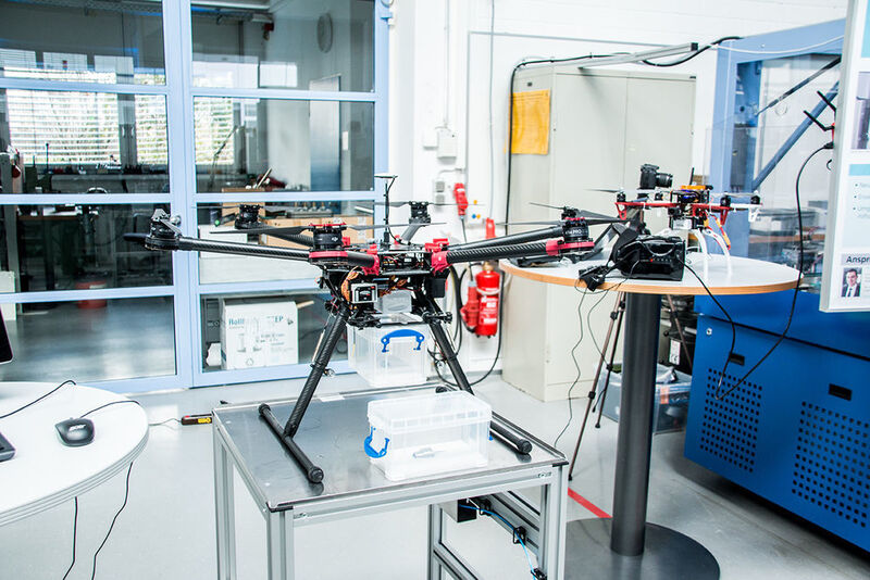 Drohnenlogistik: Das Exponat zeigt den Einsatz von industriellen Drohnen zur Materialversorgung. Damit könnten Logistikprozesse umgestaltet werden.  (K.Juschkat/konstruktionspraxis)