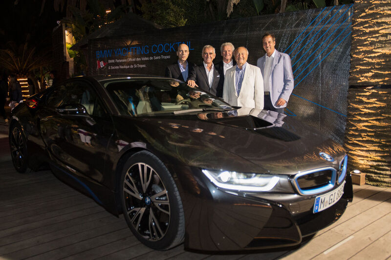 Der BMW i8 startet ab Juni 2014 auf sportliche und umweltfreundliche Weise auf den Straßen durch. (BMW)