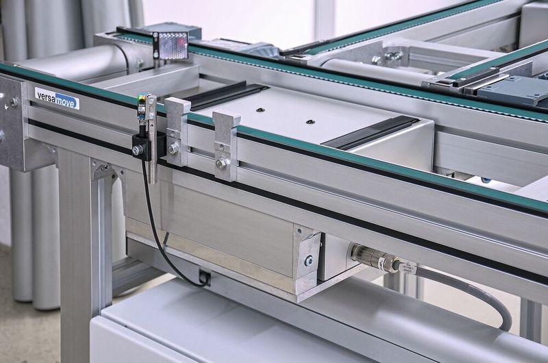 Auch einen elektrisch angetriebenen Hub-Querförderer hat mk Technology im Programm (Bild: mk Technology Group)