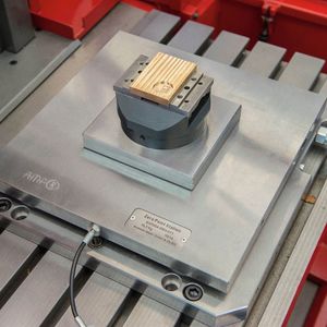 Bei der Herstellung der Formen und Werkzeuge sorgt ein Nullpunktspannsystem für größtmögliche Flexibilität bei engen Toleranzen.