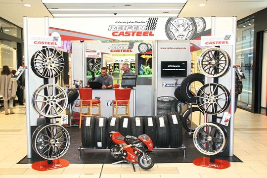 Pop-up-Stores wie der von Reifen Casteel sind „Filialen auf Zeit“ in stark frequentierten Lagen wie Einkaufspassagen. Ziel der Handelsgruppe ist es, neue Kunden zu gewinnen und den Bekanntheitsgrad des Unternehmens zu steigern.   (Bild:  Reifen Casteel)