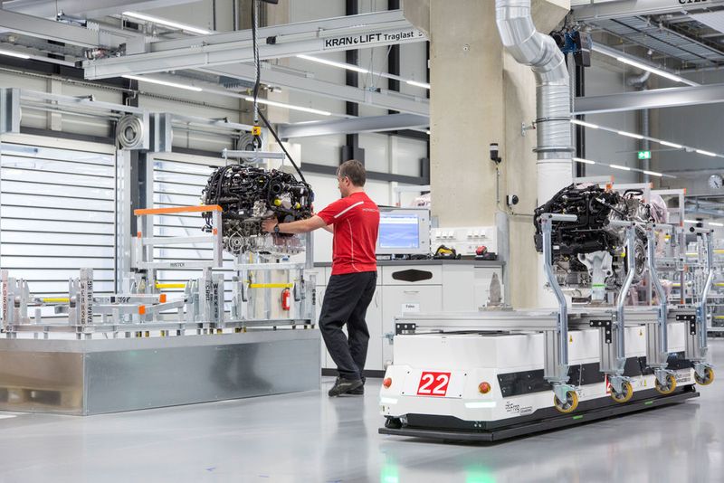 Knapp 100 Innovationen stecken laut Porsche in dem Anlagenkonzept. So setzt der Sportwagenhersteller beispielsweise autonome Flurförderfahrzeuge ein, die frei programmierbar sind. Außerdem ... (Porsche)
