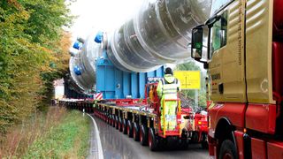 Die lichtstarke LED-Balkenanzeige ist für den Bediener der hydraulischen Anlage zur Nivellierung der Ladung gut sichtbar installiert. Die Messeinheit mit Sensor befindet sich an der blauen Trägerkonstruktion der Ladung und kann so mögliche Neigungsänderungen aufnehmen.  (Bild: Viktor Baumann GmbH & Co. KG)