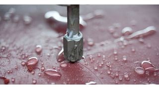 „Die hohe Präzision dieser Technik erinnert schon fast an chirurgische Eingriffe. Sie reduziert den Abrieb und den Bedarf an Nachbearbeitungen auf ein absolutes Minimum,“ beschreibt Guido Klekamp, Vertriebsexperte von Bartsch, den dort genutzten Prozess des Wassertstrahlschneids. (Bild: Bartsch)