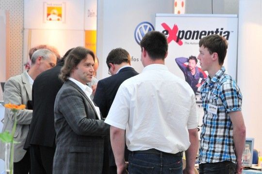 Die Partner präsentierten sich mit Ausstellungsständen, an denen sich die Besucher in den Pausen informieren konnten. (Foto: Schmidt)