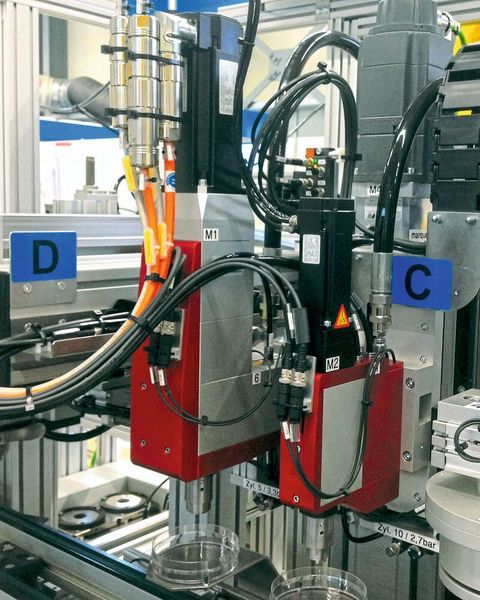Adactechs Systeme dienen hier zur Befettung von Kugellagern. Bei den gezeigten Geräten handelt es sich um unterschiedliche Volumendosierer, heißt es. (Adactech)