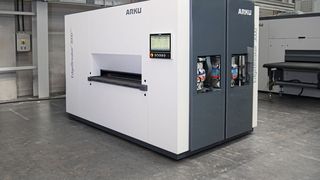 Mit dem Edge-Breaker 3000 Next bringe Arku eine neue Generation von Entgratmaschinen für Stanz- und Laserteile auf den Markt.

 (Bild: Arku)