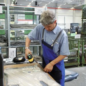 Moderne Scannertechnik vermeidet Fehler in der Kommissionierung. Reiner Höckle ist stolz auf seine Arbeit für Daimler.