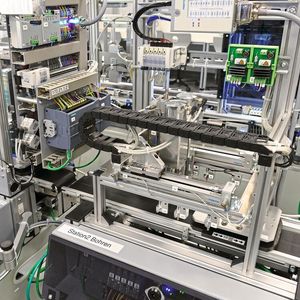 An dieser Station der Lernfabrik wird eine spanende Fertigung simuliert.(Bild:  SEW-Eurodrive GmbH & Co KG)