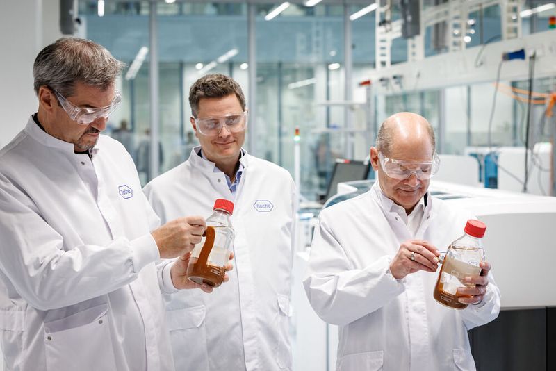 Bundeskanzler Olaf Scholz verschaffte sich bei einem Laborrundgang im Biotechnologie-Zentrum in Penzberg einen Einblick in die Expertise von Roche bei der Entwicklung und Produktion diagnostischer Tests. (v.l.n.r.) Dr. Markus Söder (Bayerischer Ministerpräsident), Dr. Thomas Schinecker (CEO der Roche-Gruppe), Olaf Scholz (Bundeskanzler) (Bild: Daniel Karmann)