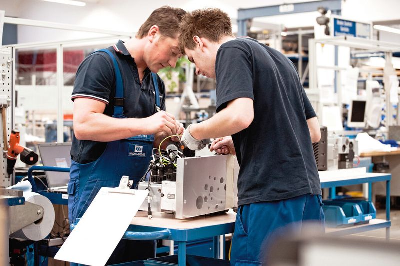Bislang wurden mehr als 720 Einzelmaßnahmen dokumentiert. Die meisten sollen die Arbeitsbedingungen verbessern, Stressbelastungen reduzieren und Entwicklungsmöglichkeiten fördern. (Bild: Oli Keinath / Die Hoffotografen)