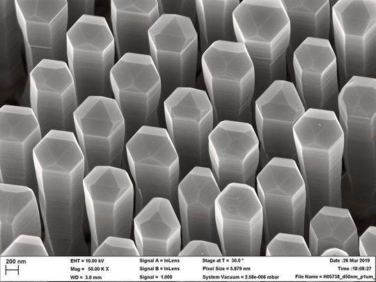 Nanodrähte aus Germanium-Silizium-Legierung mit hexagonalem Kristallgitter können Licht erzeugen. Sie könnten direkt in die gängigen Prozesse der Silizium-Halbleitertechnologie integriert werden. Nanodrähte aus Germanium-Silizium-Legierung mit hexagonalem Kristallgitter können Licht erzeugen. Sie könnten direkt in die gängigen Prozesse der Silizium-Halbleitertechnologie integriert werden.