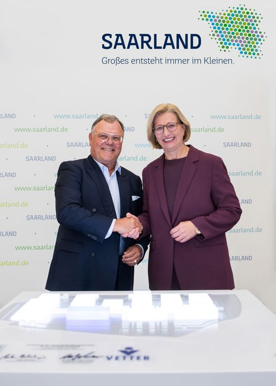 Anke Rehlinger, Ministerpräsidentin des Saarlandes und Senator Udo J. Vetter, Beiratsvorsitzender und Mitglied der Inhaberfamilie Vetter, mit dem Modell für den neuen Produktionsstandort in Saarlouis.(Bild:  Staatskanzlei des Saarlandes / Jennifer Weyland)