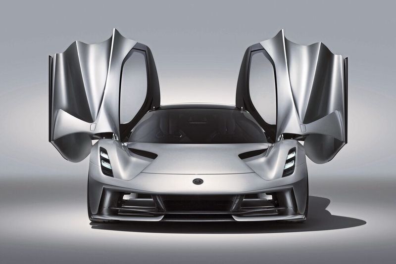 Der Lotus Evija gehört zu den spektakulärsten E-Sportwagen-Projekten überhaupt: Das über 2,3 Millionen teure Hypercar bietet vier Motoren mit zusammen 2.000 PS, die einen Sprint auf 300 km/h in rund 9 Sekunden erlauben. (Lotus)