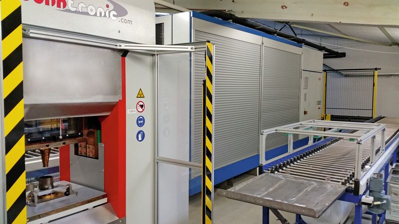 Die KE-Schweißanlage wurde im Anschluss an die neue Reinigungsanlage installiert. Im Hintergrund sieht man die Auslaufrollenbahnen. (Bild: Hafner)