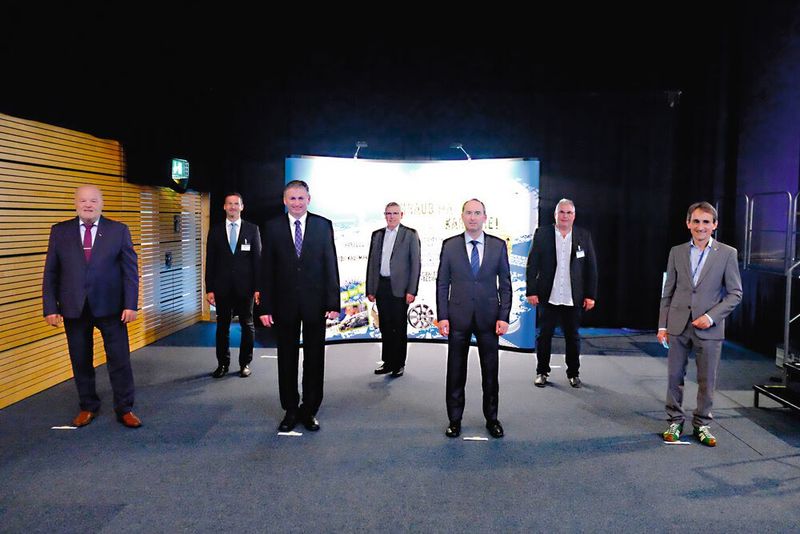 Gruppenbild bei der Innung Niederbayern: (v. li.) Albert Vetterl, Präsident des bayerischen Kfz-Gewerbes, Tobias Eckl, stellv. Obermeister Innung Niederbayern, Michael Krammer, Vorstandsvorsitzender Innung Niederbayern, Johann Bader, Obermeister Innung München und Oberbayern, Hubert Aiwanger, stellv. bayerischer Ministerpräsident, Jürgen Schlehaider, stellv. Obermeister Innung Niederbayern, und Josef Huber, Geschäftsführer Innung Niederbayern. (Bild: Zietz/»kfz-betrieb«)