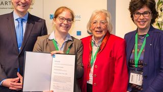 Prof. Hermann Nirschl, Chairman der Partec, Dr.-Ing. Doris Segets, Preisträgerin des Friedrich-Löffler-Preises, Elisabeth Löffler und Dr. Ljuba Woppowa, Geschäftsführerin VDI-GVC (v.l.n.r.), bei der Preisverleihung. (Bild: Nuernberg Messe / Thomas Geiger)