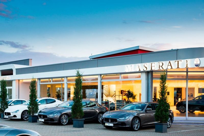 Ferrari und Maserati werden bei Lueg Sportivo in italienischem Design präsentiert. (Foto: Udo Geisler)