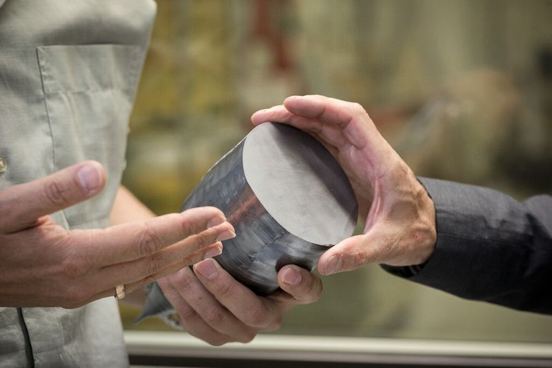 Ein solcher Silizium-Kristall, gezogen nach dem Czochalski-Verfahren, ist der Rohstoff der Halbleiter-Technologien der ABB. (Bild: Thomas Entzeroth)