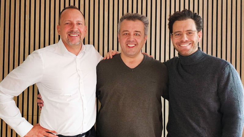 Die beiden Geschäftsführer Alexander Wacker (l.) und Philipp Niemann (r.) freuen sich über die Unterstützung durch Miro Milos. (Bild:  SOS Software Service)