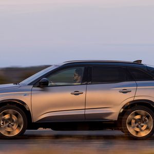 Der 4,51 Meter lange Fünftürer orientiert sich bei Design und Innenraum am Mégane E-Tech.(Bild:  Renault)