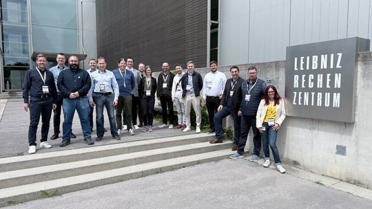Quantencomputing zum Anfassen: Das Cluster Mobility & Logistics hat gemeinsam mit dem Cluster AIR Artificial Intelligence Regensburg das Leibniz-Rechenzentrum der Bayerischen Akademie der Wissenschaften in Garching besucht.(Bild:  TechBase Regensburg)